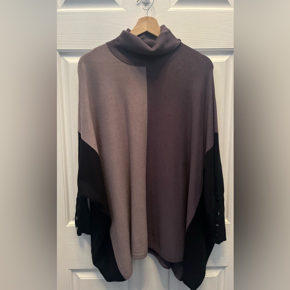 PRE-OWNED ALFANI WOMEN'S  COLOR BLOCK TURTLENECK PONCHO SWEATER- PETITE SMALL - Picture 1 of 7
